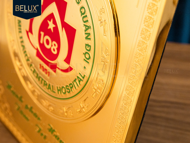 Tranh Bệnh Viện Trung Ương Quân Đội 25x20cm bằng đồng mạ vàng 24k thiết kế theo yêu cầu